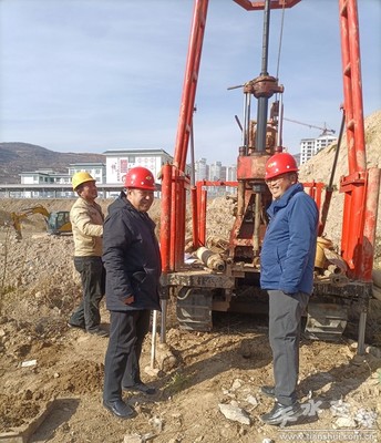 甘肃煤田地质局综合普查队领导指导检查野外建设项目岩土工程勘察工作(图)